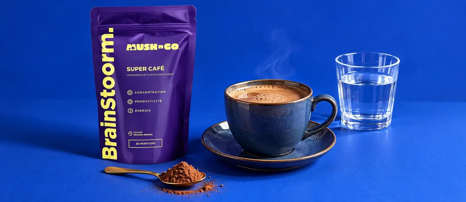 Brainstoorm di Mush N Go con una tazza sul piattino, un bicchiere d’acqua e cacao in polvere