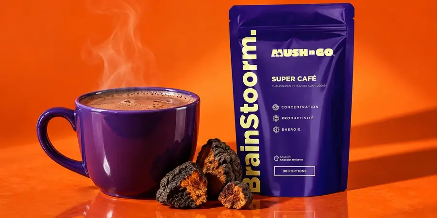 Tazza di bevanda al cacao accanto alla confezione di Brainstoorm e a pezzi di chaga