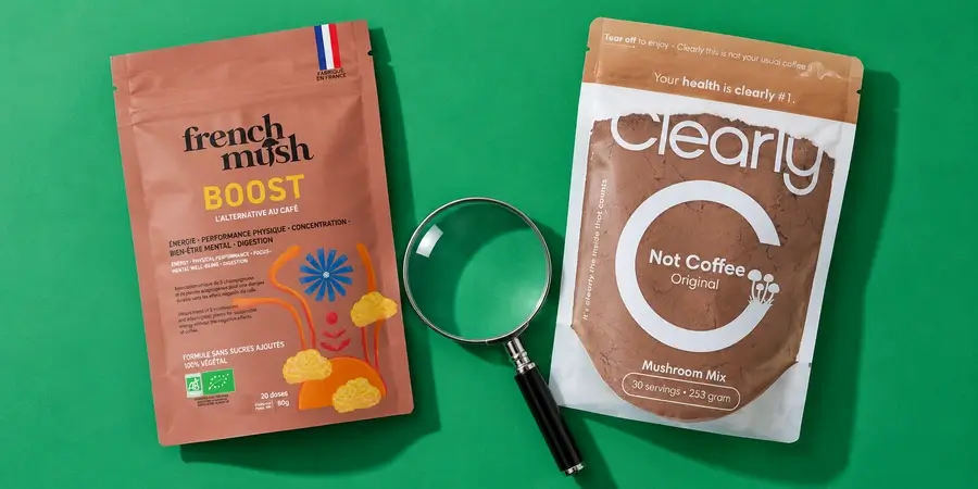 Confezioni di French Mush Boost e Clearly Not Coffee con una lente d’ingrandimento su fondo verde