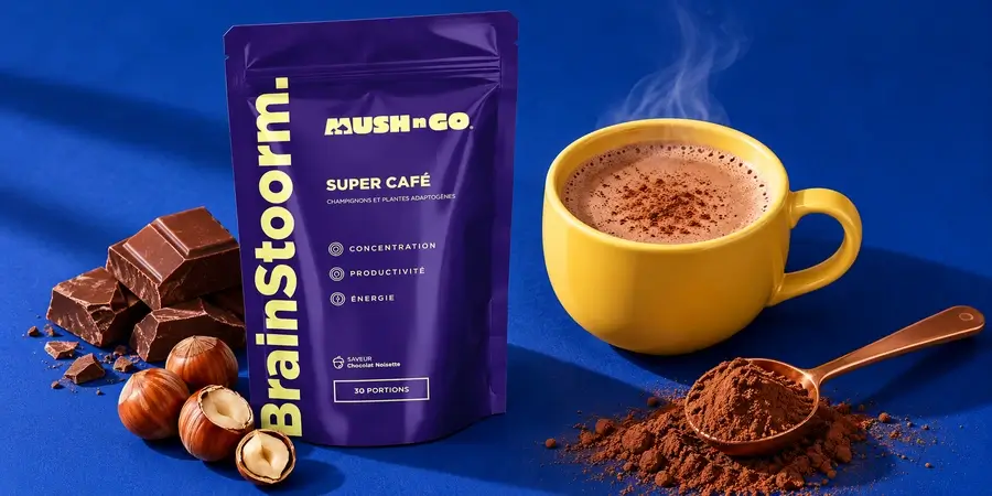 Busta viola di Brainstoorm con una tazza di bevanda al cacao e un cucchiaino di cacao in polvere su fondo blu