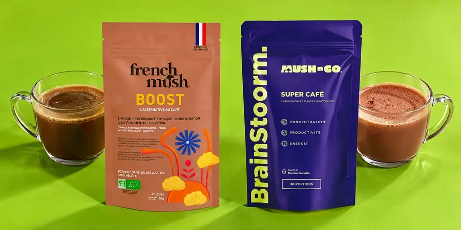 Le buste di French Mush Boost Cicoria e di Brainstoorm affiancate, ognuna davanti alla sua tazza, su fondo verde acceso