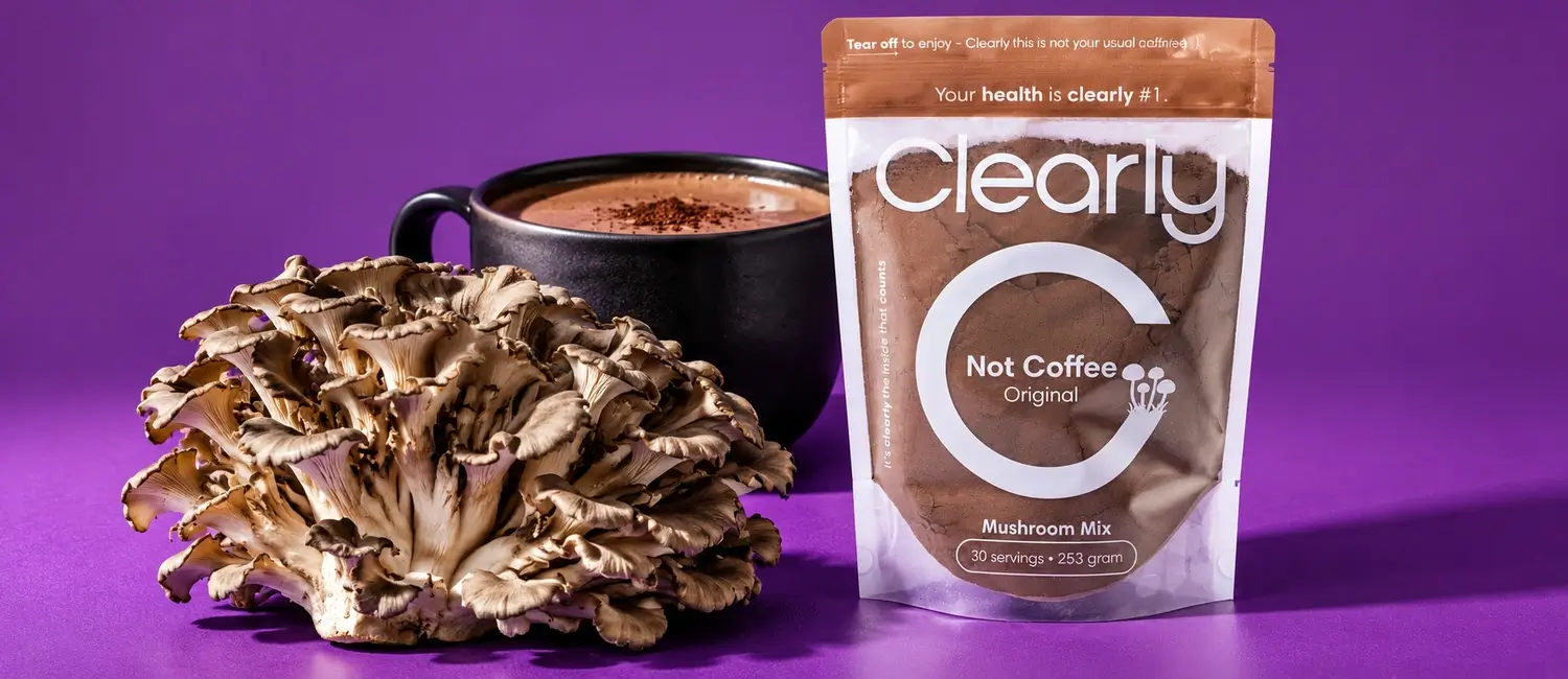 Clearly Not Coffee con un cespo di maitake fresco e una tazza di bevanda al cacao